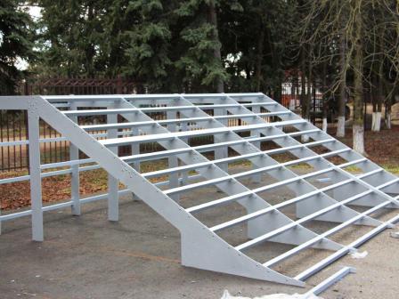 В Тбилисской устанавливают новую скейт-площадку