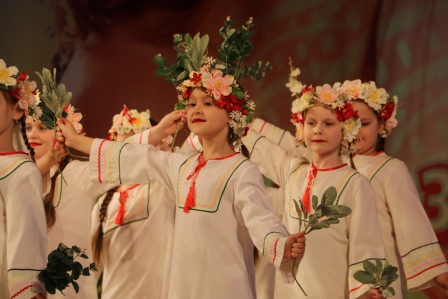 Жительниц Тбилисского района поздравили с наступающим 8 марта