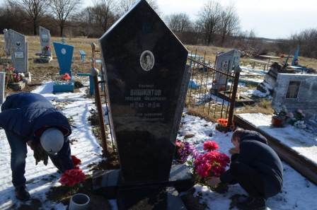 Волонтеры ухаживают за могилами