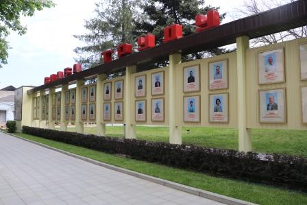 В Тбилисском районе открыли обновленную Доску Почета