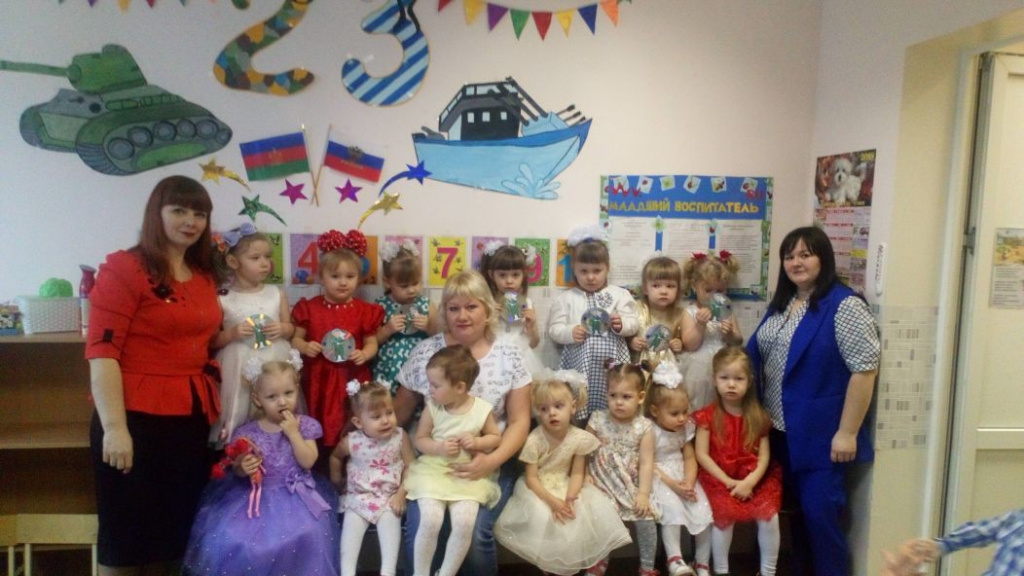 Воспитанники детского сада «Улыбка» поздравили своих пап с праздником