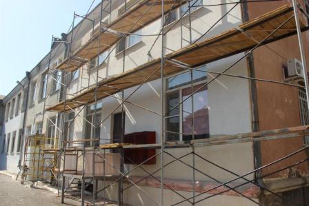 В пятой школе во внутреннем дворе ремонтирую фасад здания