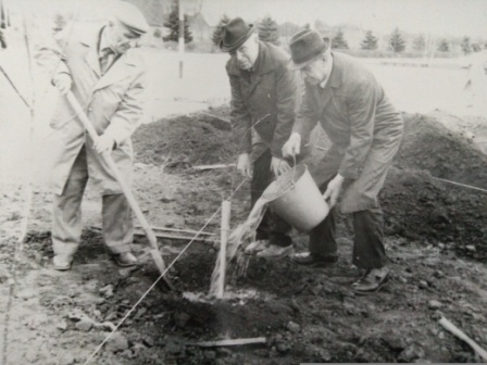 Деревянко Л.А., Николаев Н.В., Головченко Н.Д., ветераны Великой Отечественной войны, сажают дерево в парке
