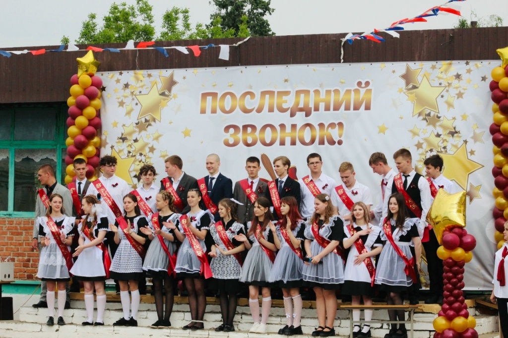Депутаты Тбилисского района поздравили выпускников с последним звонком