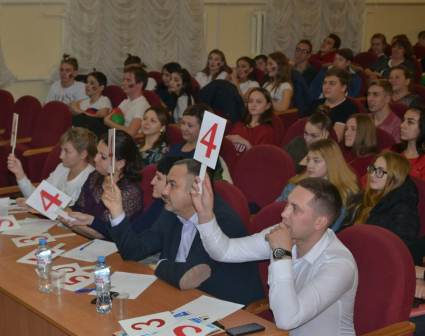 Молодые депутаты поддержали веселых и находчивых