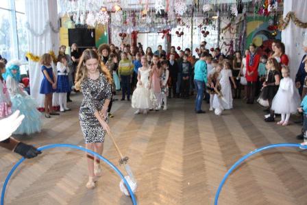 Глава Тбилисского района поздравил детей на елке