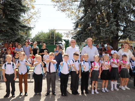 Первоклассникам Тбилисского района вручили портфели