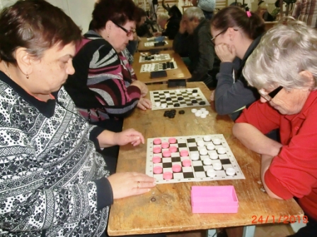 В клубе «Успех» прошли соревнования по шашкам и дартсу