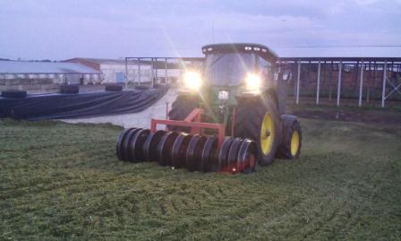 В Тбилисском районе продолжается заготовка сенажа