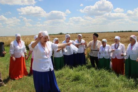 В Тбилисском районе артисты поддерживают хлеборобов на полях