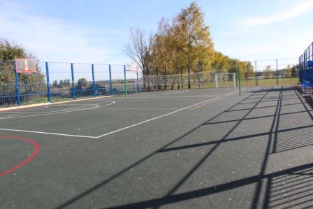 В Марьинском завершается строительство спортивно-игровой площадки