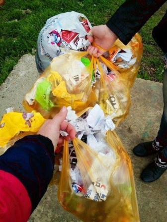 Тбилисские волонтеры очищают остановочные павильоны от объявлений