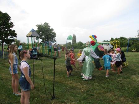 Артисты дарят детям радость и веселье