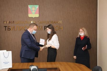 В преддверии Дня Конституции РФ юным тбилиссцам вручили первые паспорта