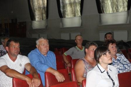 Жителям Нововладимирского поселения предложили создать молочный кооператив