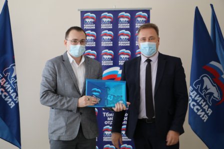 В Тбилисском районе торжественно вручили партбилеты