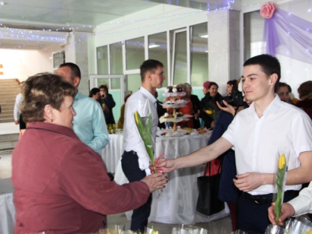 Жительниц Тбилисского района поздравляют с наступающим праздником 