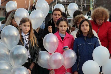 Тбилисцы в память о погибших в Кемерово запустили в небо белые шары