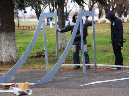 В Тбилисской устанавливают новую скейт-площадку