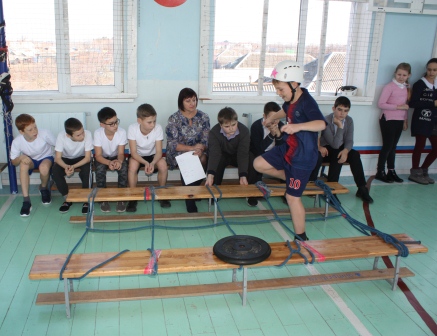 В пятой школе прошли соревнования «Вперед, мальчишки!» 
