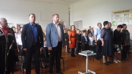 В восьмой школе открыли две парты Героя