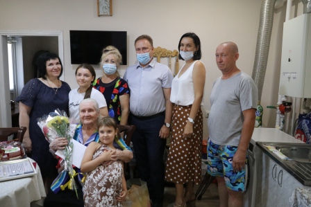 Глава Тбилисского района поздравил жительницу с юбилеем