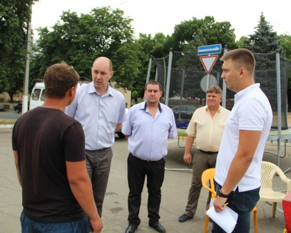 В Тбилисской с владельцами аттракционов провели инструктаж по технике безопасности