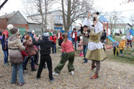 Многодетная мама из Тбилисского района оборудовала детскую площадку