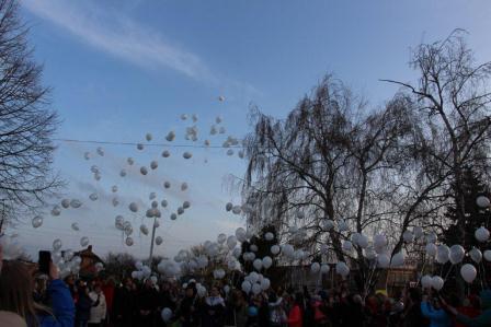 Тбилисцы в память о погибших в Кемерово запустили в небо белые шары