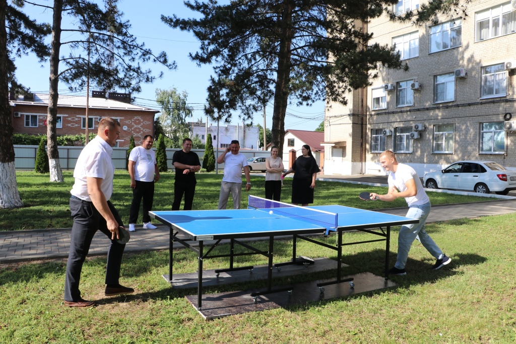 Приобретен и установлен теннисный стол