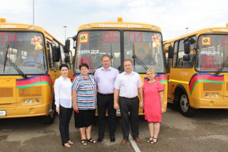 В трех школах Тбилисского района появились новые школьные автобусы