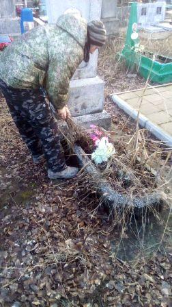 В Тбилисской на могилах ветеранов навели порядок