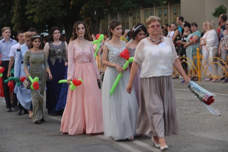 Общерайонный выпускной бал прошел в Тбилисской