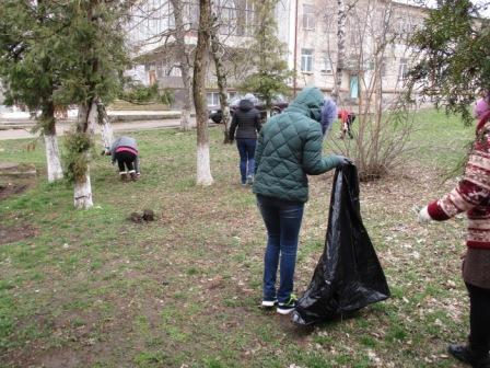 Жители Тбилисского района вышли на уборку территорий