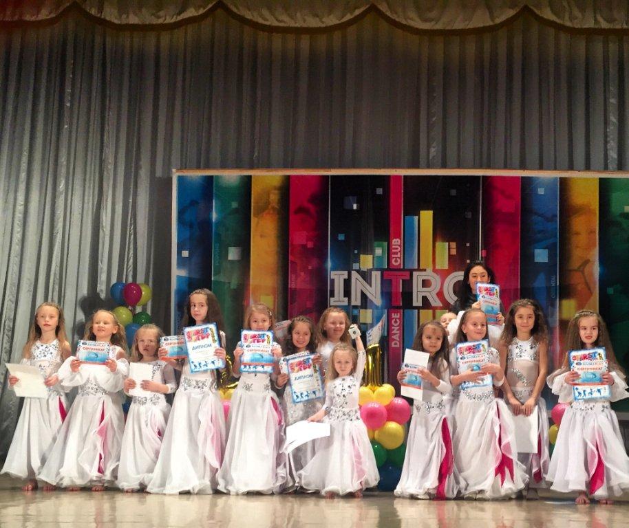 Маленькие участницы тбилисского ансамбля «Созвездие» привезли кубки и дипломы