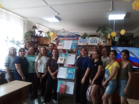 Тбилисским школьникам рассказали историю флага России