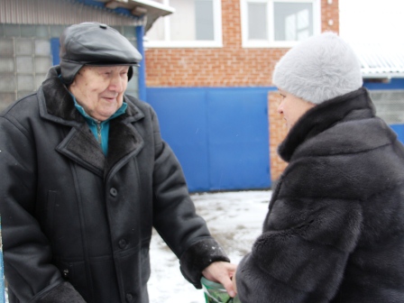 В Тбилисском районе ветеранов продолжают поздравлять с новогодними и рождественскими праздниками