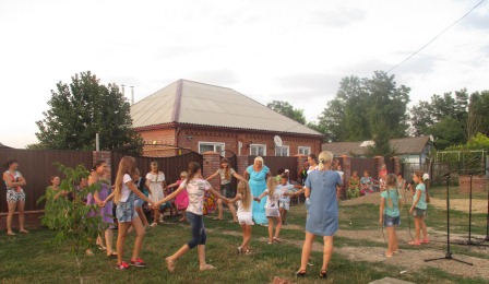 В Нововладимировской на улице Новой прошел концерт