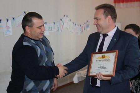 Евгений Ильин поздравил педагогические коллективы с наступающими праздниками