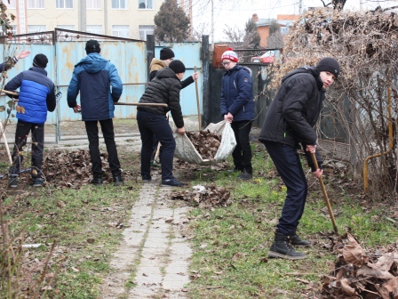 Школьники помогли навести порядок во дворе дома и убрали мусор
