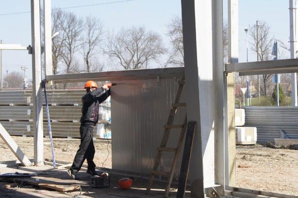 осмотр строящегося спорткомплекса