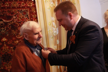 Евгений Ильин вручил медали в честь 75-летия Победы трем труженикам тыла