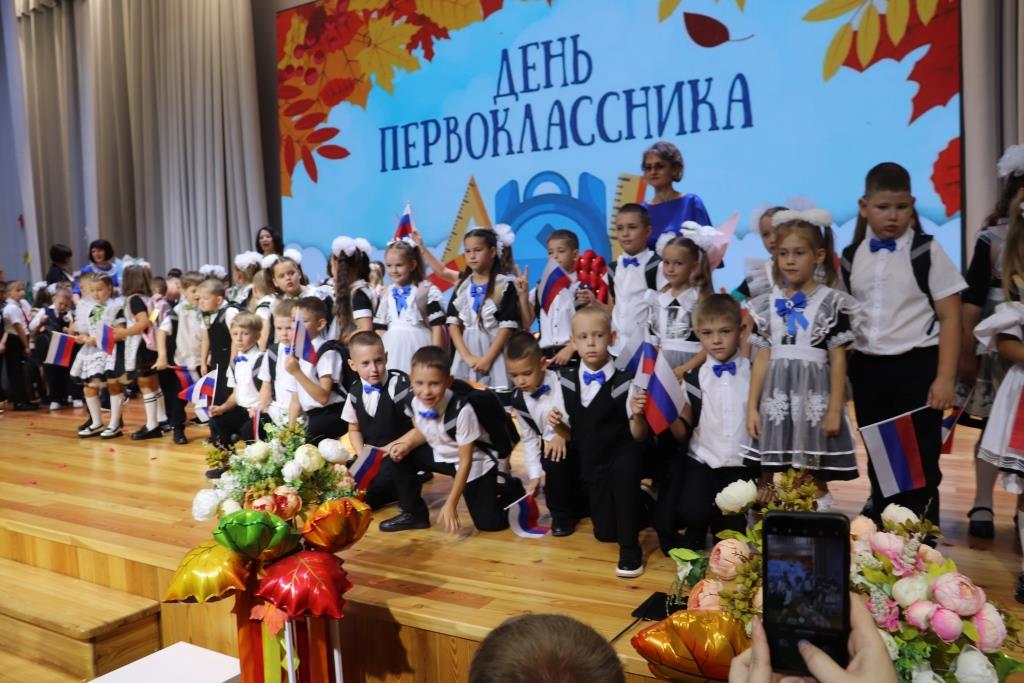 Первоклассникам Тбилисского района вручили портфели