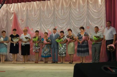 Вручение медалей выпускникам