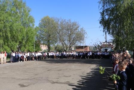 В школах Тбилисского района торжественно подняли флаги России, Кубани и исполнили гимны