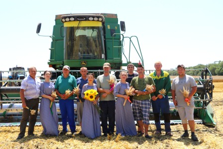 В Тбилисском районе артисты выступают на полях