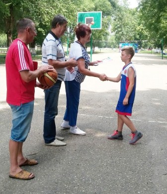 В Тбилисской прошли соревнования по футболу и баскетболу, посвященные Дню физкультурника