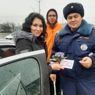 Поздравили с международным женским днем женщин-водителей