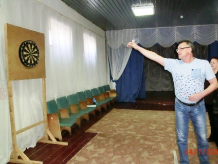 В клубе «Успех» прошли соревнования по шашкам и дартсу