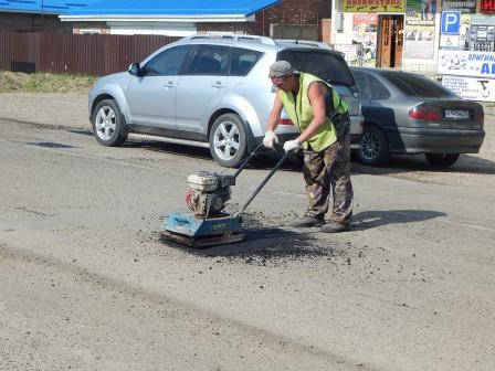 В Тбилисской проведен ямочный ремонт дороги по улице Вокзальной 